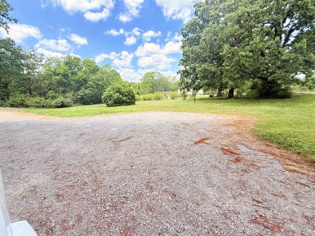 9092 E 40 Rd, Bon Aqua, TN 37025