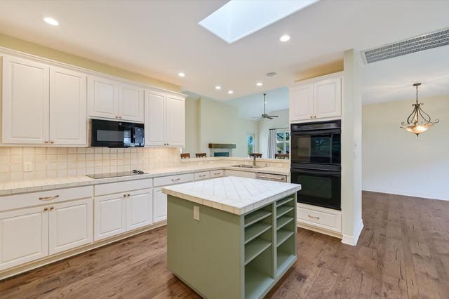 2300 FOUNDERS CIR, Spicewood, TX 78669