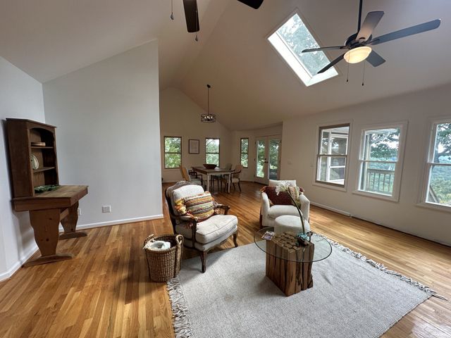 1106 N Bluff Cir, Monteagle, TN 37356
