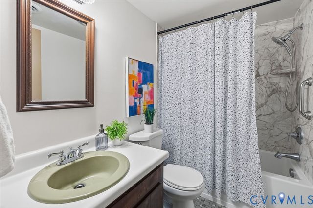 1017 Taylor Ln, Colonial Heights, VA 23834