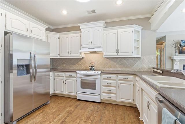5426 W 145th Street, Leawood, KS 66224