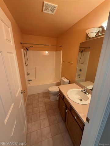 61016 Evergreen Court, South Lyon, MI 48178