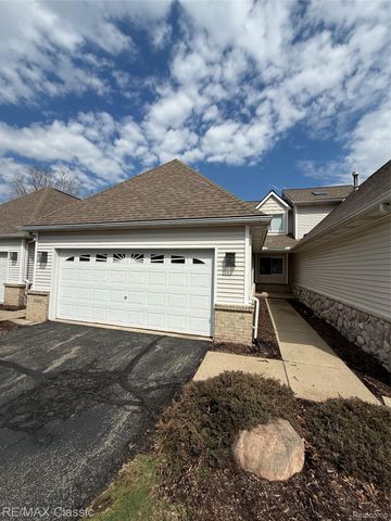 61016 Evergreen Court, South Lyon, MI 48178