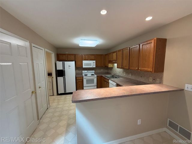 61016 Evergreen Court, South Lyon, MI 48178
