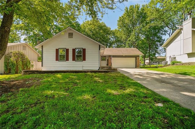 220 SW Richwood Lane, Blue Springs, MO 64014