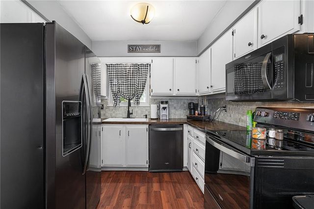 220 SW Richwood Lane, Blue Springs, MO 64014