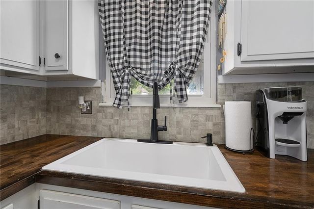 220 SW Richwood Lane, Blue Springs, MO 64014