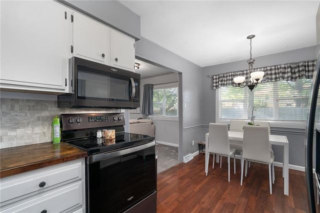220 SW Richwood Lane, Blue Springs, MO 64014