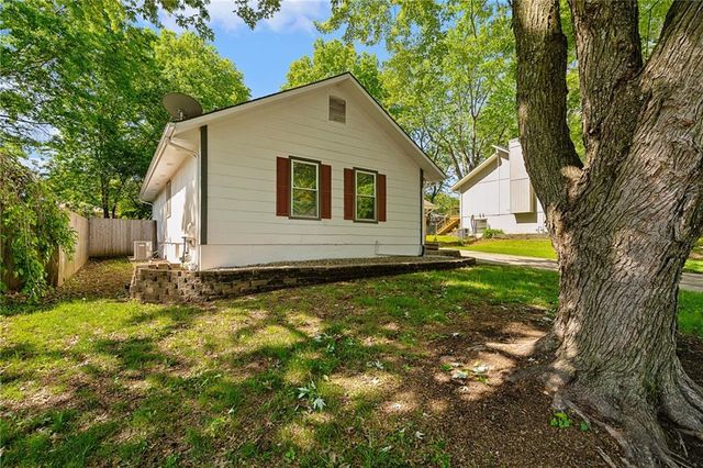 220 SW Richwood Lane, Blue Springs, MO 64014