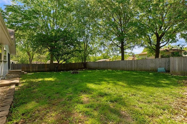 220 SW Richwood Lane, Blue Springs, MO 64014