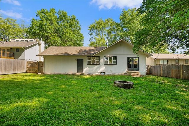 220 SW Richwood Lane, Blue Springs, MO 64014
