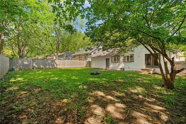 220 SW Richwood Lane, Blue Springs, MO 64014
