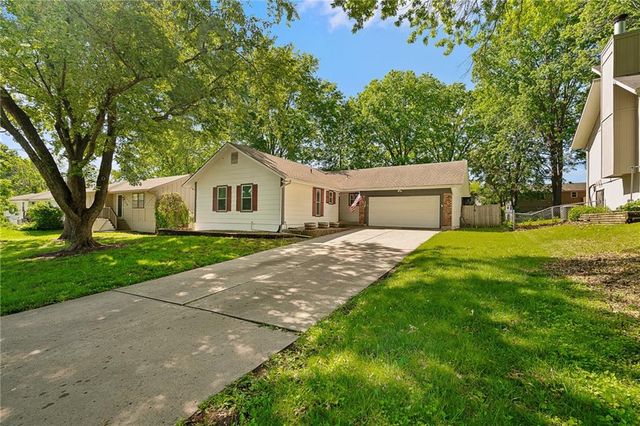 220 SW Richwood Lane, Blue Springs, MO 64014