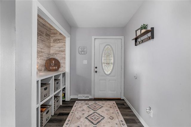 220 SW Richwood Lane, Blue Springs, MO 64014