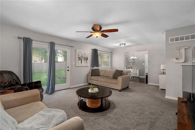 220 SW Richwood Lane, Blue Springs, MO 64014