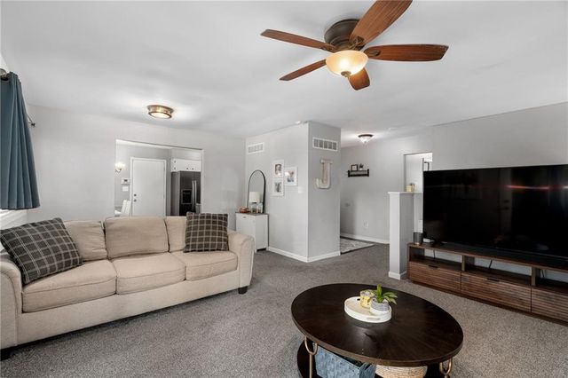 220 SW Richwood Lane, Blue Springs, MO 64014