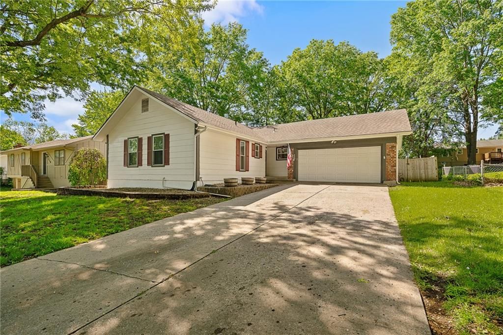 220 SW Richwood Lane, Blue Springs, MO 64014