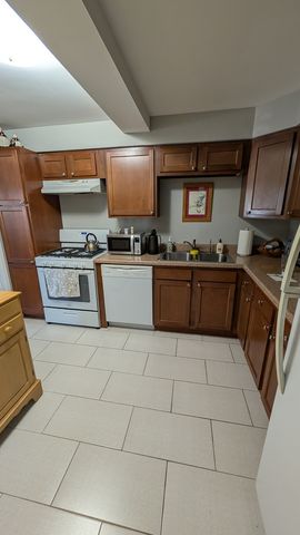 10353 DEARLOVE Road 2G, Glenview, IL 60025