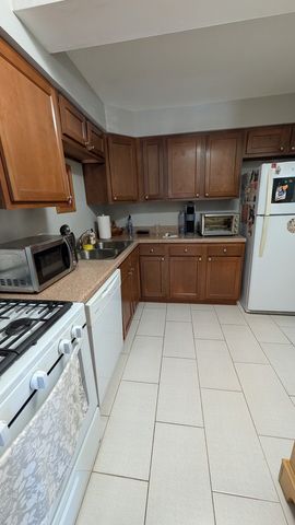 10353 DEARLOVE Road 2G, Glenview, IL 60025