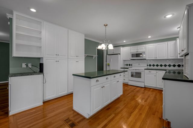 3418 Greentree Road, Lexington, KY 40517