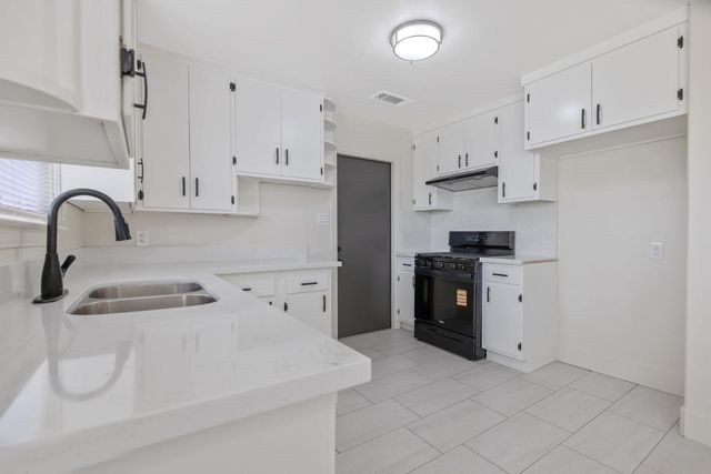 364 S Newman Rd, Tipton, CA 93272