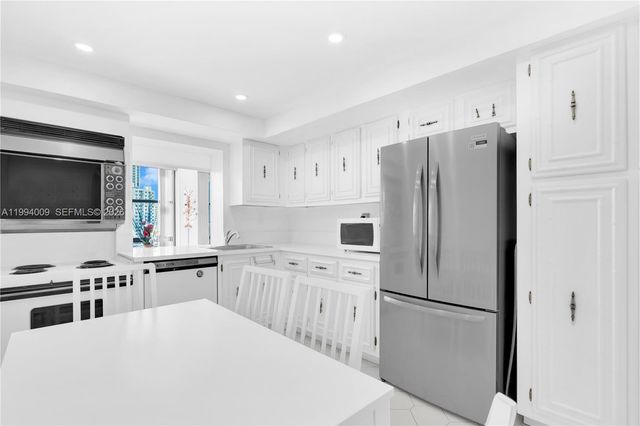 1000 Parkview Dr 822, Hallandale Beach, FL 33009