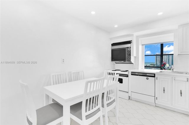 1000 Parkview Dr 822, Hallandale Beach, FL 33009