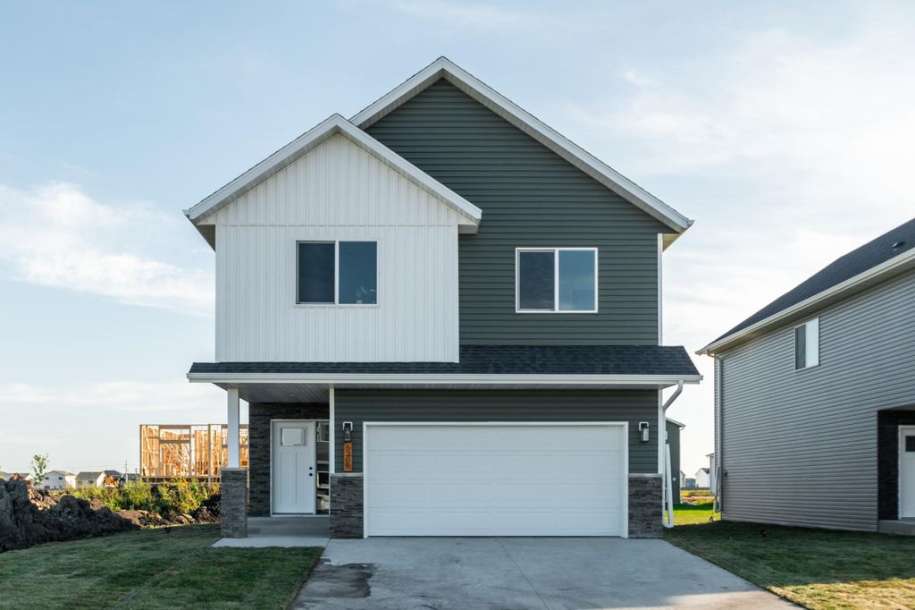 6208 86th Avenue S, Horace, ND 58047