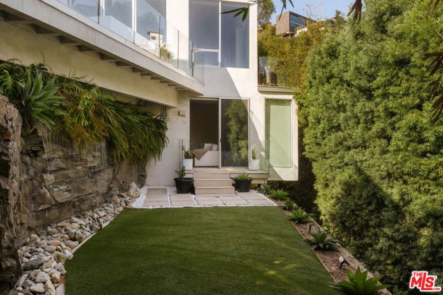 8618 Franklin Avenue, Los Angeles, CA 90069