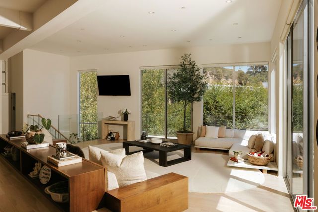 8618 Franklin Avenue, Los Angeles, CA 90069