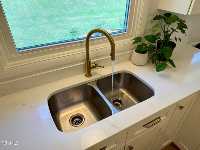 949 Emerald Valley Circle, Gate City, VA 24251