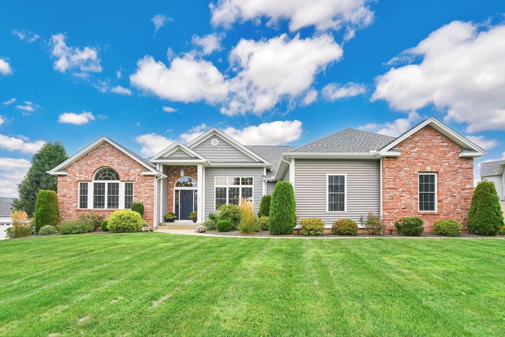 60 Farmington Cir, Agawam, MA 01030