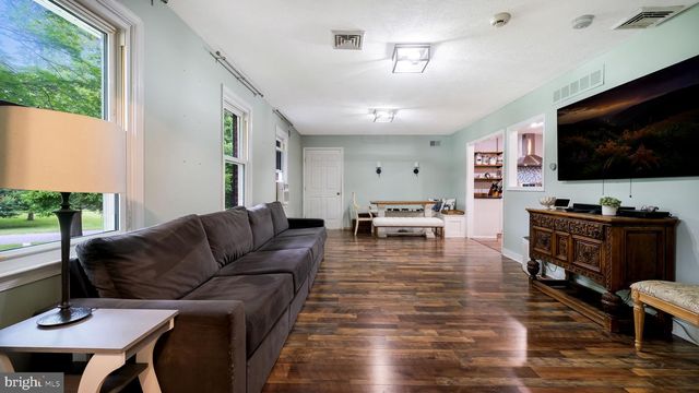 4 MENDENHALL DR, Glen Mills, PA 19342