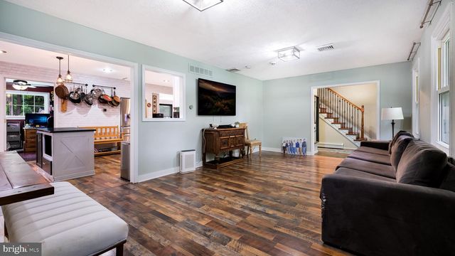 4 MENDENHALL DR, Glen Mills, PA 19342