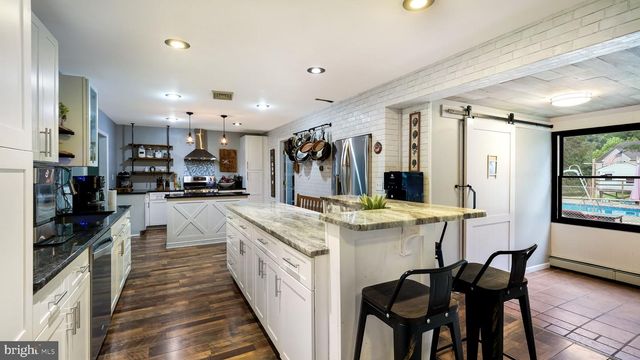 4 MENDENHALL DR, Glen Mills, PA 19342