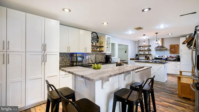 4 MENDENHALL DR, Glen Mills, PA 19342