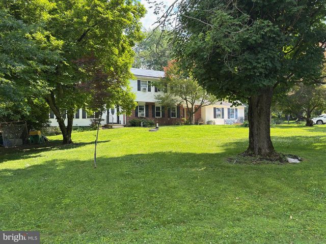 4 MENDENHALL DR, Glen Mills, PA 19342