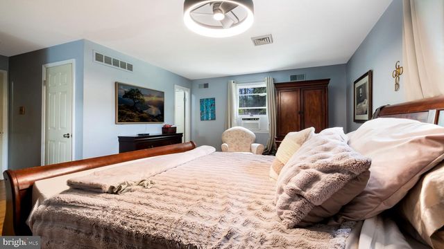 4 MENDENHALL DR, Glen Mills, PA 19342