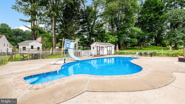 4 MENDENHALL DR, Glen Mills, PA 19342