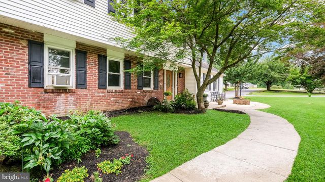 4 MENDENHALL DR, Glen Mills, PA 19342