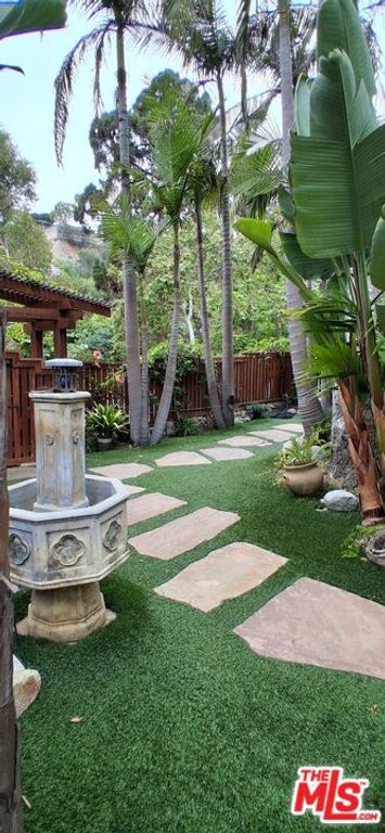Image 3 of property listing at 454 E Rustic Road, Santa Monica, CA 90402