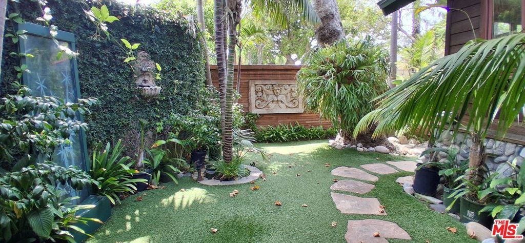 Image 4 of property listing at 454 E Rustic Road, Santa Monica, CA 90402