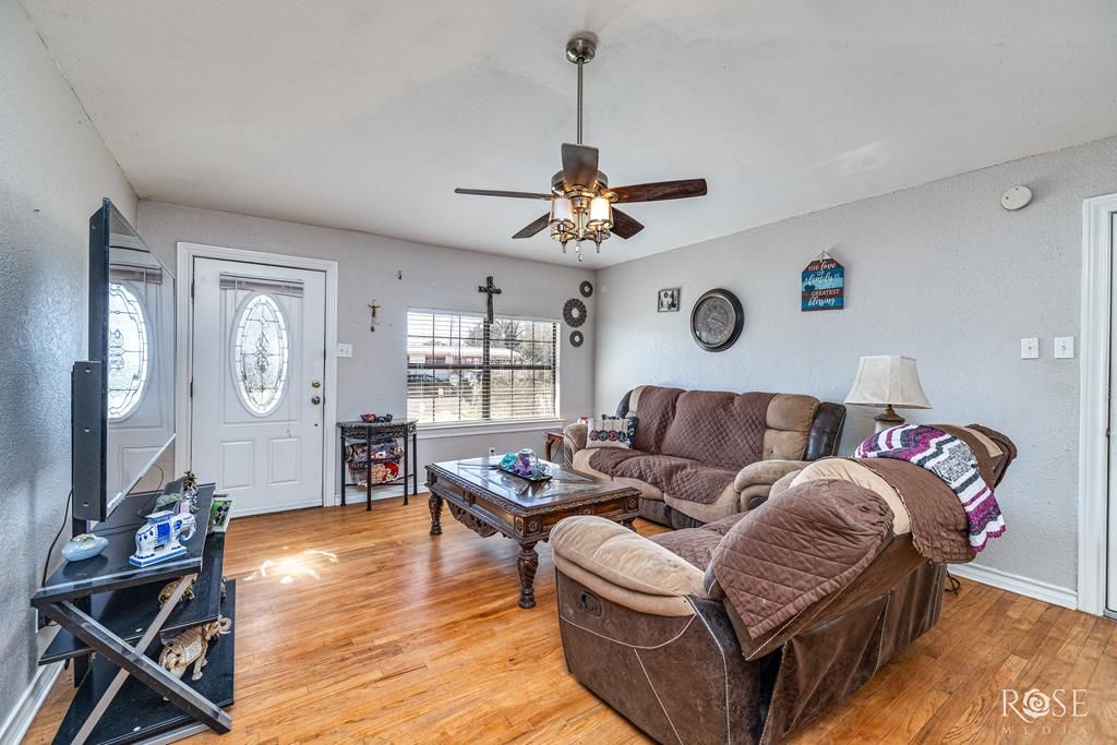 Image 4 of property listing at 330 Windham St, San Angelo, TX 76903