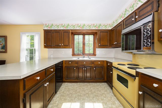 162 Shadblow Lane, Clinton Corners, NY 12514