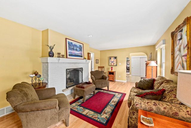 18245 Le Chateau DRIVE, Brookfield, WI 53045