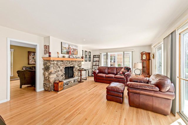 18245 Le Chateau DRIVE, Brookfield, WI 53045