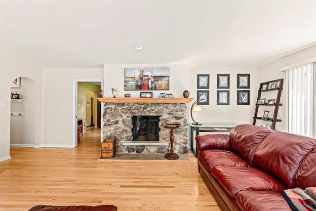 18245 Le Chateau DRIVE, Brookfield, WI 53045