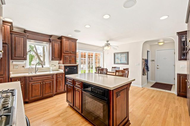 18245 Le Chateau DRIVE, Brookfield, WI 53045