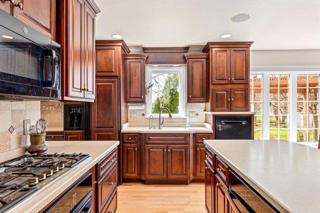 18245 Le Chateau DRIVE, Brookfield, WI 53045
