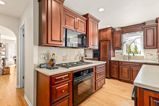 18245 Le Chateau DRIVE, Brookfield, WI 53045
